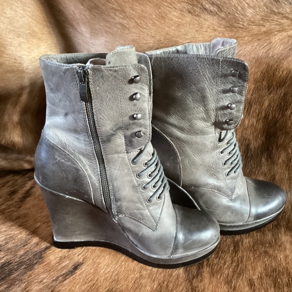 Vince Camuto Gray Leather Lace Up Wedge Boots - Picture 4 of 9